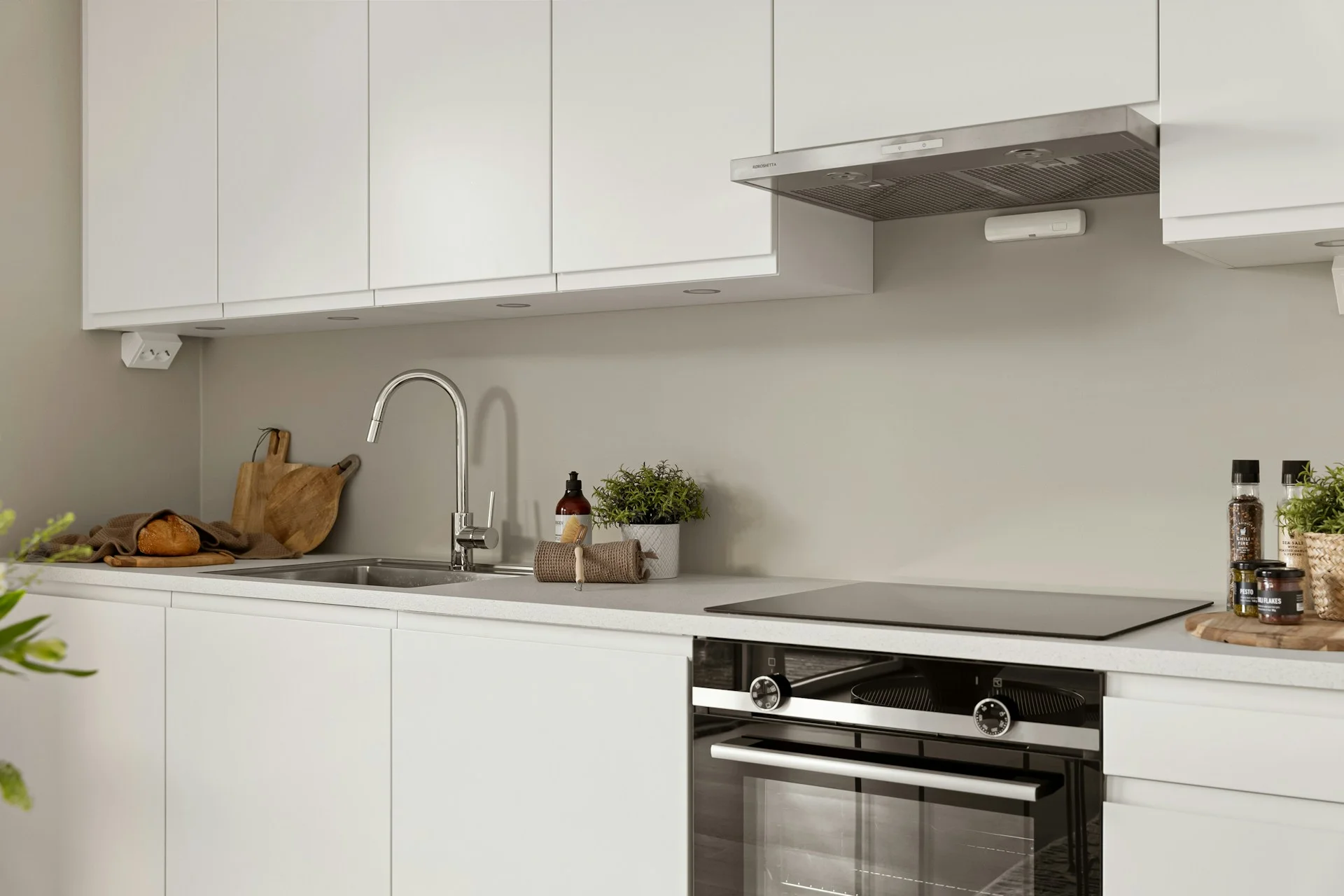 reformas de cocinas sin gas moderna en Madrid, con electrodomésticos eléctricos y diseño minimalista en blanco