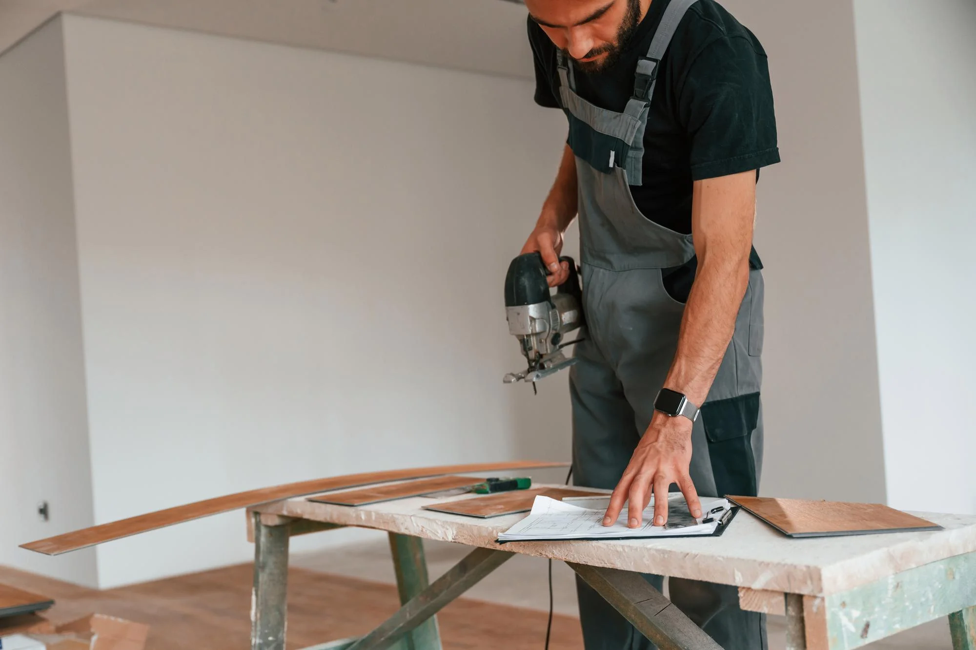 joven realizando una reforma de vivienda