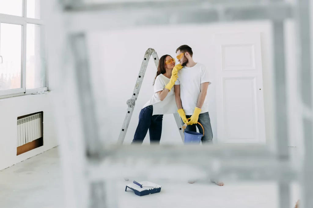 pareja feliz durante una reforma de vivienda