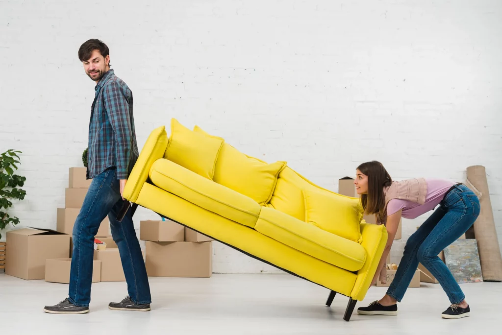 pareja realizando una reforma con cambio de distribución