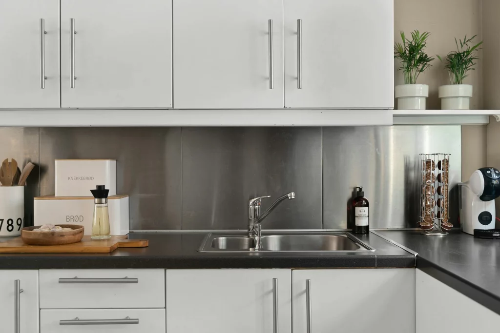 materiales para revestir las paredes de la cocina sin obra: acero inoxidable