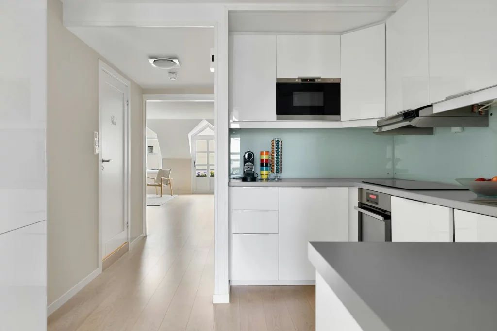 materiales para revestir las paredes de la cocina sin obra: vidrio 