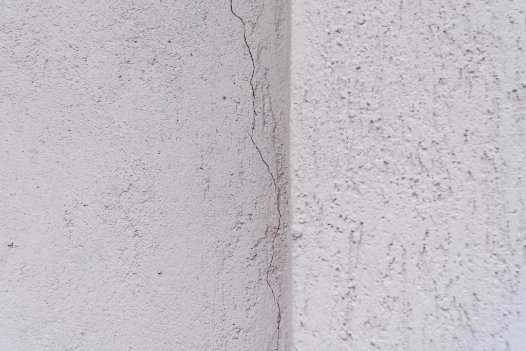 Cómo reparar grietas en paredes: tipos de grietas más comunes