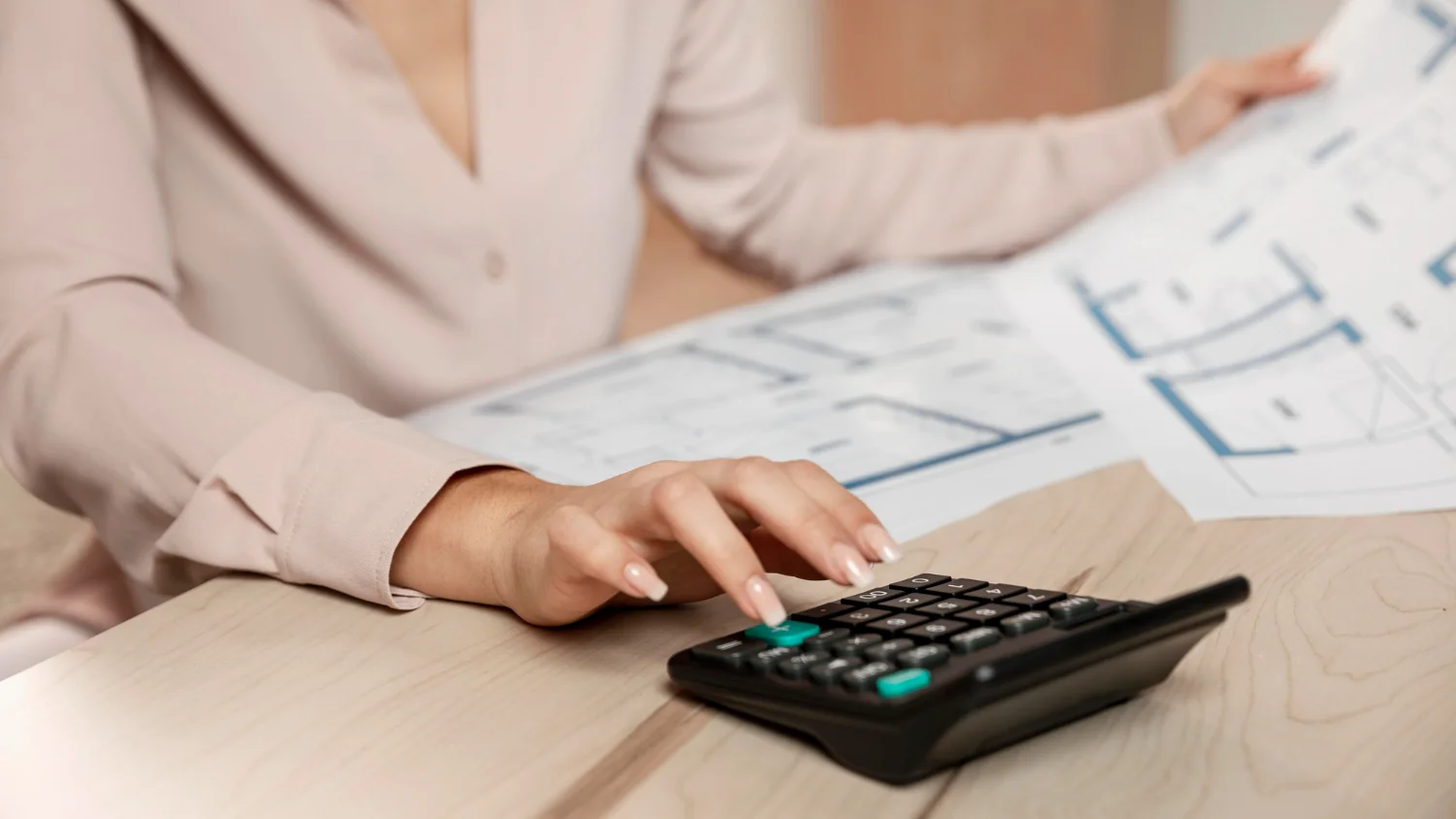 mujer ceo de empresa de reformas preparando un presupuesto de reforma integral